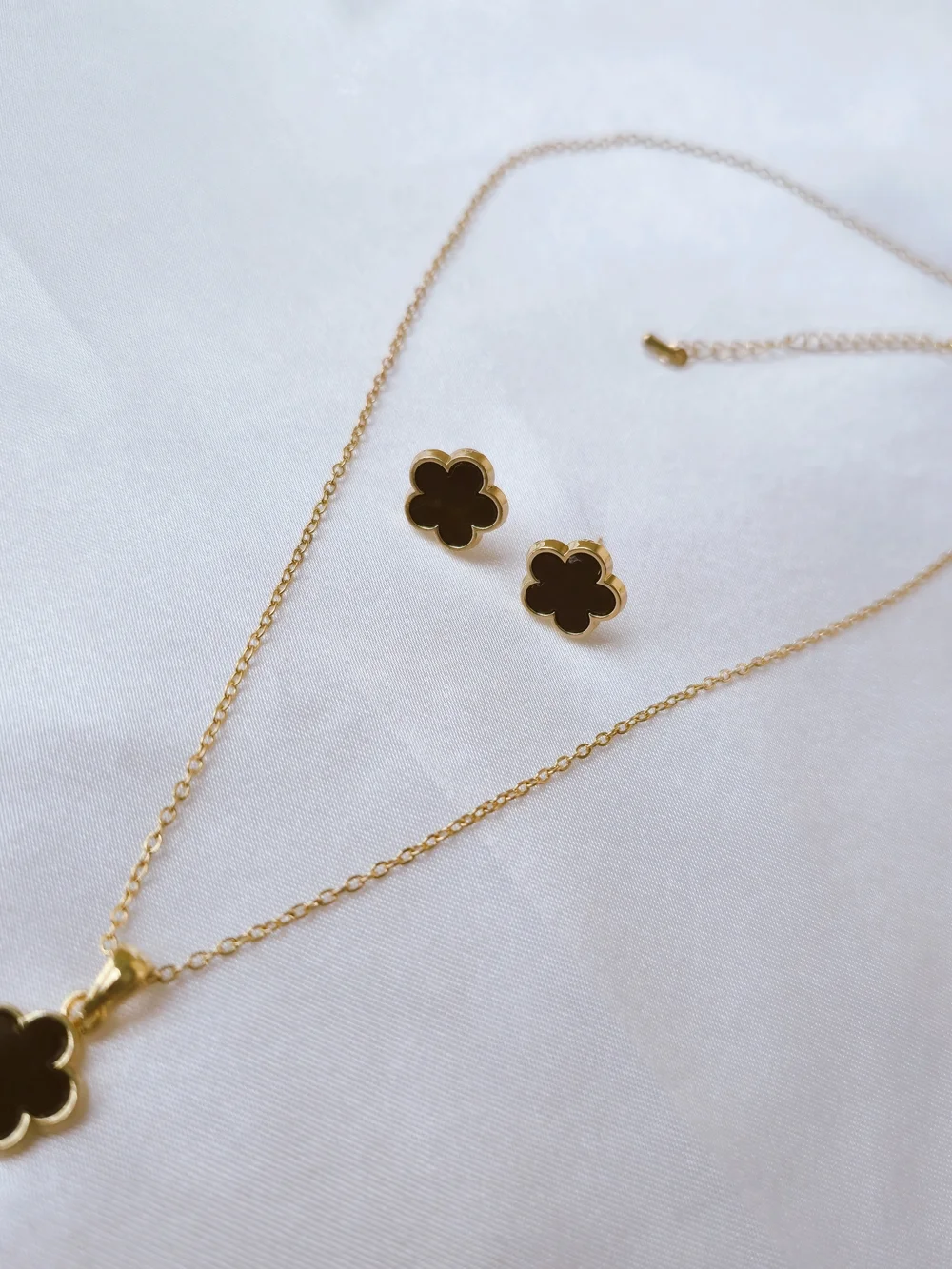 Gold Flower Pendant Necklace and Stud‎ Earrings Set - Black Inlay